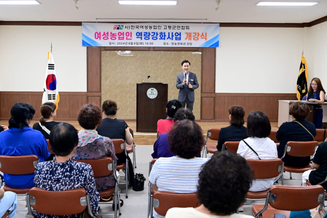 이남철 고령군수가 고령 여성농업인들에게 격려의 말을 하고 있다. 고령군 제공
