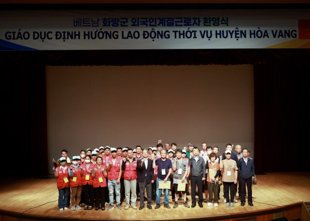 지난 6일 오도창 영양군수가 지역을 찾은 외국인 계절근로자와 농가주를 대상으로 환영식을 열고 관련 사항을 설명한 뒤 기념 촬영 하고 있다. 영양군 제공