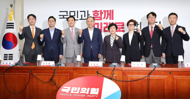 국민의힘 추경호 원내대표(왼쪽 네번째)가 7일 오전 국회에서 열린 사기탄핵 공작 진상규명 TF 임명장수여식 및 1차 회의에서 위원들과 기념 촬영을 하며 파이팅하고 있다. 연합뉴스