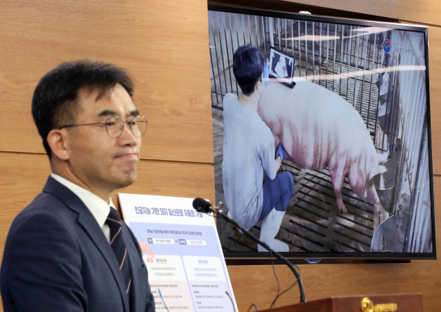 임기순 국립축산과학원장이 7일 오전 정부세종청사 농식품부 기자실에서 세계 최초로 개발한 인공지능 활용 돼지 임신 판정 기술에 관해 설명하고 있다. 연합뉴스