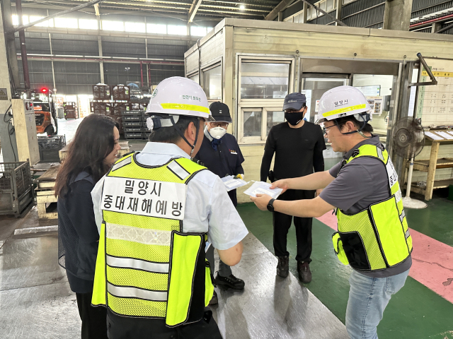 밀양시 안전재난관리과에서 밀양시 종사자와 근로자들에게 폭염에 따른 중대재해 예방 홍보활동을 펼치고 있다. 밀양시 제공