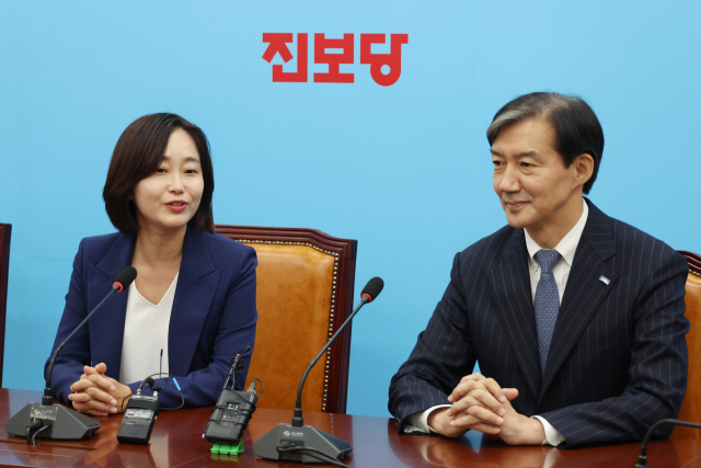 진보당 김재연 상임대표(왼쪽)가 7일 오후 서울 여의도 국회에서 진보당을 방문한 조국혁신당 조국 대표와 대화하고 있다. 연합뉴스
