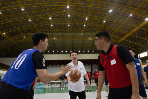 尹, 해군기지 찾아 장병들과 농구·족구 [영상]