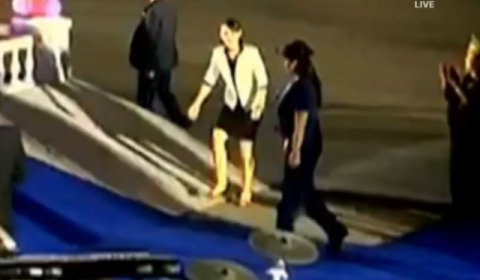 김주애 향해 허리 숙인 김여정…北 후계 구도 굳히나