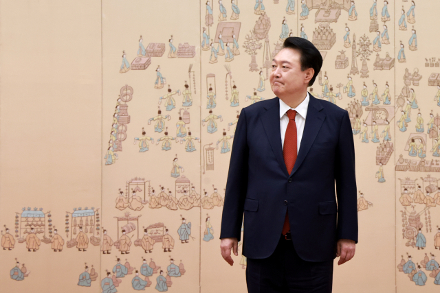 윤석열 대통령이 2일 서울 용산 대통령실 청사에서 열린 임명장 및 재외공관장 신임장 수여식을 마친 뒤 기념촬영을 준비하고 있다. 연합뉴스
