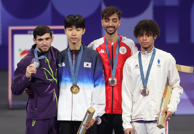 7일(현지시간) 프랑스 파리 그랑팔레 태권도경기장에서 열린 2024 파리올림픽 태권도 남자 58kg급 시상식에서 금메달을 차지한 한국 박태준이 기념촬영하고 있다. 연합뉴스