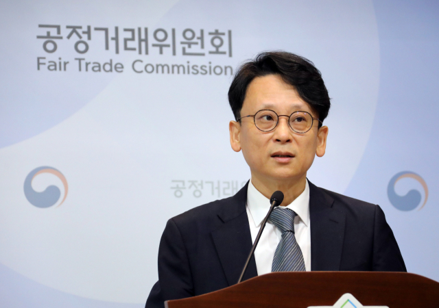 공정거래위원회 유성욱 기업집단감시국장이 8일 오전 정부세종청사에서 삼표 그룹의 계열회사 간 부당 지원행위 제재와 관련한 설명을 하고 있다. 공정위는 계열회사인 ㈜삼표산업이 ㈜에스피네이처를 부당하게 지원한 행위에 대해서 시정명령 및 과징금 116억 2천만 원을 부과하고, 지원 주체인 삼표산업을 고발하기로 결정했다. 연합뉴스
