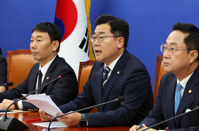 박찬대 더불어민주당 당 대표 직무대행 겸 원내대표가 8일 오전 국회에서 열린 원내대표 취임 100일 기자간담회에서 발언하고 있다. 연합뉴스