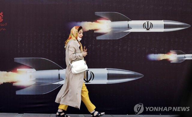이란 테헤란 거리에 설치된 탄도 미사일 관련 선전물. 연합뉴스