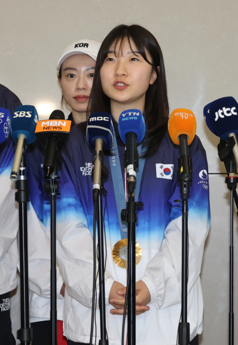 2024 파리 올림픽 사격 10m 공기소총에서 금메달을 따낸 반효진이 7일 인천국제공항을 통해 귀국한 뒤 취재진 질문에 답하고 있다. 연합뉴스