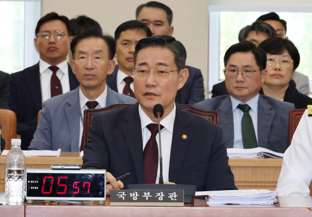 8일 오전 열린 국회 국방위원회 전체회의에서 신원식 국방부 장관이 의원질의에 답변하고 있다. 연합뉴스