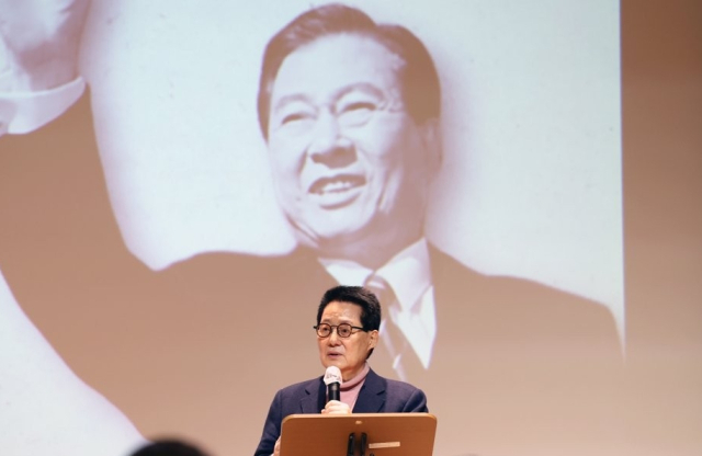 2023년 1월 14일 오후 광주 서구 5·18기념문화센터에서 열린 김대중 전 대통령 탄생 99주년 기념 특별 강연회에서 박지원 (당시 기준)전 국가정보원장이 강연하고 있다. 연합뉴스