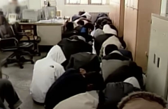 기사 이해를 돕기 위한 자료사진. 밀양 집단 성폭행 사건 당시 가해자들이 경찰에 붙잡혀 온 모습. 당시 MBC 보도화면 캡처