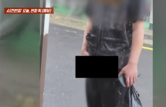 대낮에 한 가게 유리창에 대놓고 소변을 보는 남성 때문에 불편을 겪고 있다는 사연이 나왔다. [사진 출처 = JTBC 