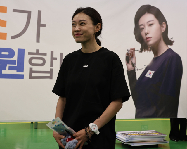 2024 파리 올림픽 사격 10m 공기권총에서 은메달을 딴 김예지 선수(임실군청)가 9일 전북 임실군 전북특별자치도종합사격장에서 기자회견을 하기에 앞서 감독 등에게 인사하고 있다. 연합뉴스