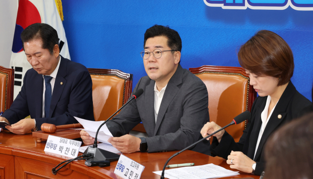 더불어민주당 박찬대 당대표 직무대행 겸 원내대표(가운데)가 9일 오전 국회에서 열린 최고위원회의에서 발언하고 있다. 연합뉴스