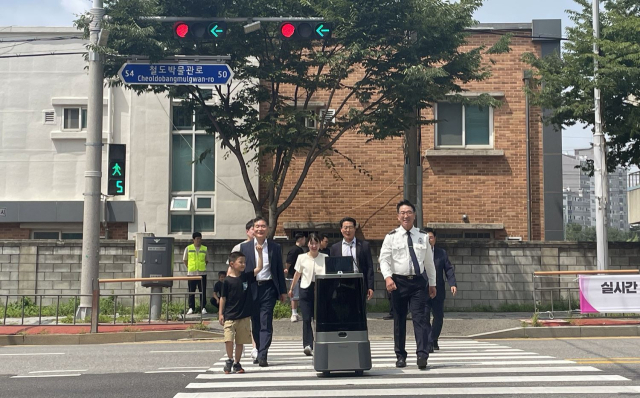 한국도로교통공단은 9일 경찰청, 현대차‧기아 로보틱스랩, 의왕시와 함께 경기도 의왕시 부곡파출소 앞 사거리에서 실외이동로봇 시연회를 진행했다. 한국도로교통공단 제공