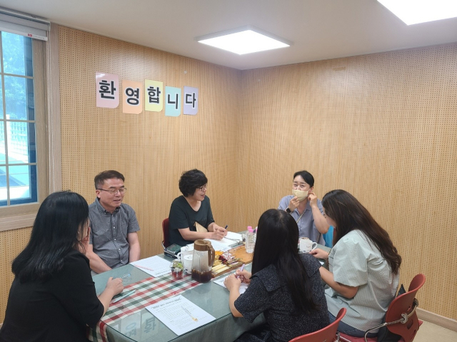 경남 합천군에서 밀양시 학교밖청소년지원센터를 방문해 벤치마킹하고 있는 모습. 경남 밀양시 제공