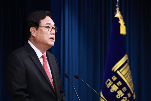 정진석 대통령 비서실장이 11일 서울 용산 대통령실 청사에서 윤석열 대통령이 신임 검찰총장 후보자로 심우정 법무부 차관을 지명한 것과 관련해 인사브리핑을 하고 있다. 연합뉴스