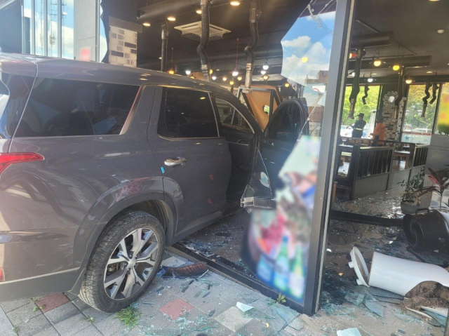 울산 울주군 삼남읍 한 식당에 SUV 한 대가 돌진해 식당 유리창이 산산조각 나 있다. 연합뉴스