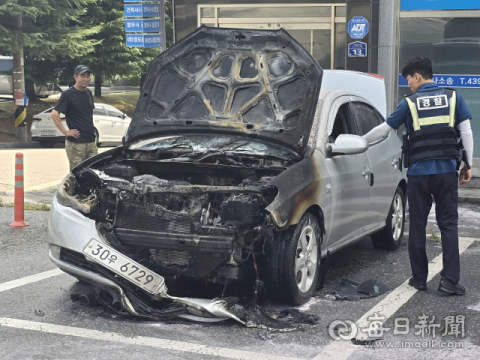 주차중이던 차량 화재로 엔진 등 차량 절반 소실, 인명피해 없어