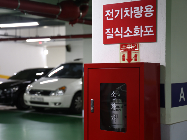11일 서울 강남구의 한 공영주차장에 전기차량 화재용 리튬이온배터리 전용소화기가 설치돼 있다. 연합뉴스