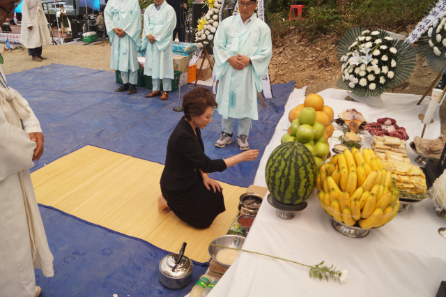 고(故) 백선엽 장군의 장녀 백남희 여사가 11일 열린 제7회 6·25 격전지 328고지 전몰용사 위령제 및 추모음악회에서 분향을 하고 있다. 전병용 기자