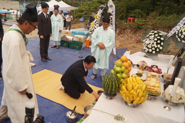 이상승 칠곡군의회 의장이 11일 열린 제7회 6·25 격전지 328고지 전몰용사 위령제 및 추모음악회에서 분향을 하고 있다. 전병용 기자