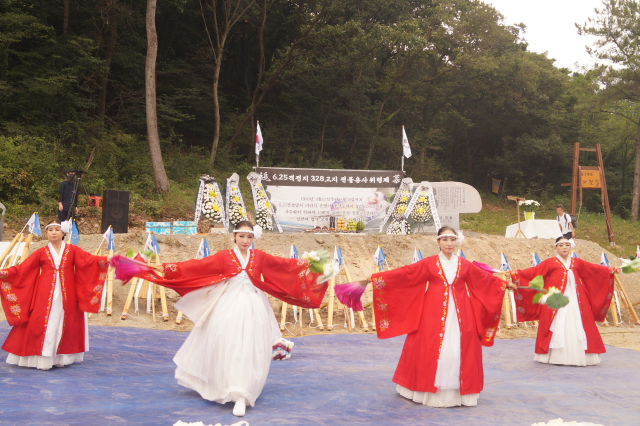 11일 칠곡군 석적읍 328고지에서 열린 열린 제7회 6·25 격전지 328고지 전몰용사 위령제 및 추모음악회에서 고풀이를 하고 있다. 전병용 기자