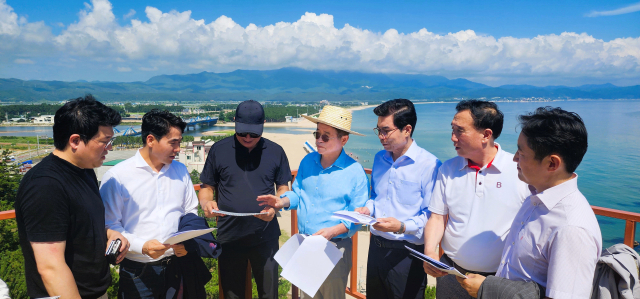 이철우 경북도지사가 지난 10일 손병복 울진군수, 김광열 영덕군수, 민간 기업인 등과 함께 영덕 관어대에서 고래불 해수욕장을 살펴보고 있다. 이 도지사는 이 자리에서 지역투자활성화 펀드를 활용해 호텔·리조트 건설 등 지역 투자 유치에 대해 설명했다. 경북도 제공.