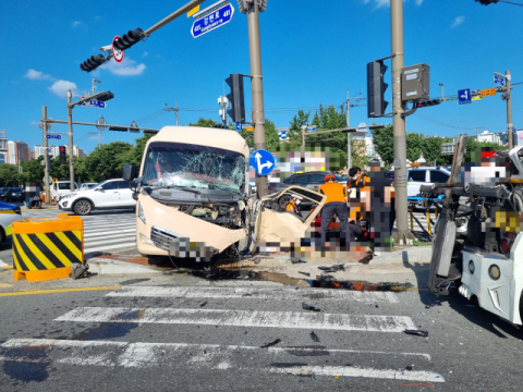 경주서 미니버스·SUV 충돌…1명 사망·9명 부상