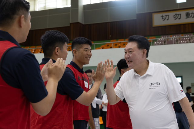 여름휴가를 맞아 경남 진해 해군기지에서 머물고 있는 윤석열 대통령이 7일 오후 진해기지사령부체육관에서 체육활동 중인 장병들을 격려하고 있다. 연합뉴스