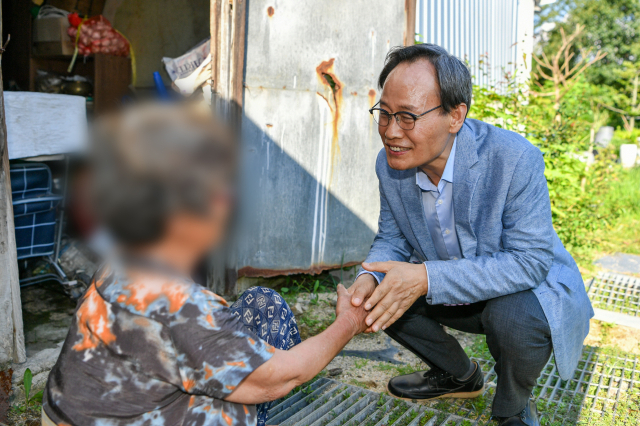 박남서 영주시장이 홀몸 어르신을 만나 지속적인 폭염에 따른 어려움을 듣고 있다. 영주시 제공