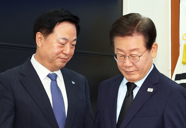 더불어민주당 김두관 당대표 후보와 이재명 후보. 연합뉴스