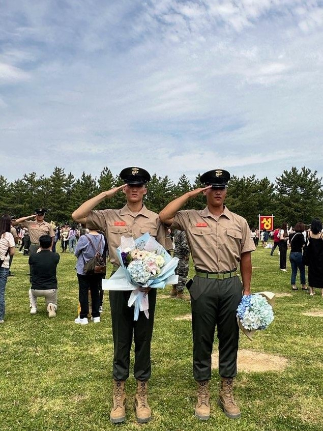 박원규 병장과 유동원 병장이 지난해 6월 8일 해병대 교육훈련단에서 신병 교육을 수료할 당시 함께 찍은 기념사진. 해병대1사단 제공.