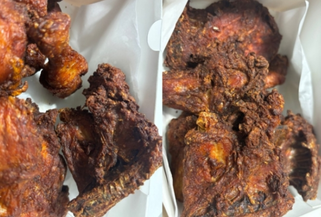 한 프랜차이즈 치킨집에서 까맣게 탄 치킨을 배달받은 고객이 항의를 했다가 사장의 뻔뻔한 태도에 분통을 터뜨렸다. 온라인 커뮤니티 캡처