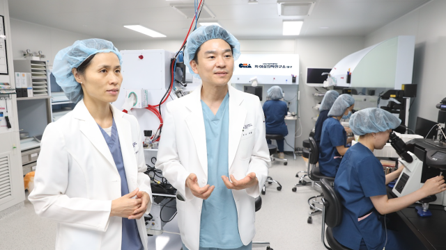 한애라(사진 왼쪽), 이광 대구차병원 교수가 임신성공률 1위의 노하우는 탄탄한 연구원과 최첨단 기술의 연구실에 있다고 설명하고 있다. 대구차병원 제공.