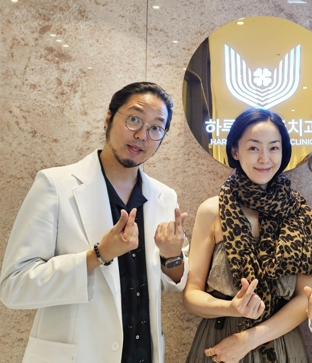 서울 지하철 2호선 강남역 역명에 록밴드 자우림의 보컬인 김윤아씨의 남편이 수석원장으로 있는 