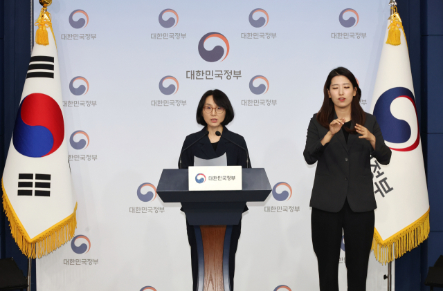정경실 의료개혁추진단장이 13일 서울 종로구 정부서울청사 별관에서 의료개혁 추진상황 브리핑을 하고 있다. 연합뉴스