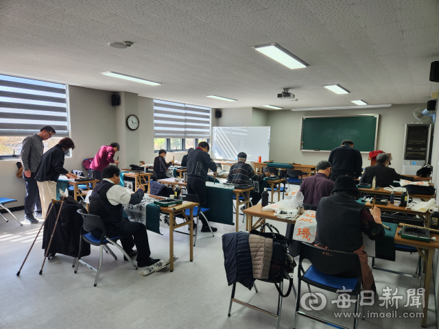 포항문화원이 진행한 상반기 문화학교에서 수강생들이 서예 연습을 하고 있다. 포항문화원 제공