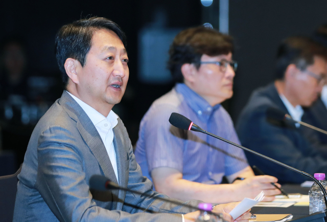 안덕근 산업통상자원부 장관이 13일 서울 강남구 섬유센터 회의실에서 열린 