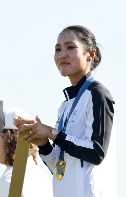 10일(현지시간) 프랑스 파리 인근 기앙쿠르의 르골프 나쇼날에서 열린 2024 파리올림픽 골프 여자 개인전에서 우승한 뉴질랜드의 리디아 고가 시상대에 올라 금메달을 받은 뒤 눈물을 흘리고 있다. 연합뉴스