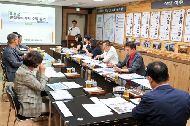 13일 울릉군의회는 의회 회의실에서 간담회를 열어 집행부로부터 지역 현안사업을 청취하고 있다. 울릉군의회 제공