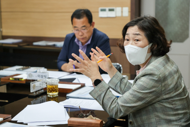 13일 울릉군의회는 의회 회의실에서 간담회를 열어 집행부로부터 지역 현안사업을 청취하고 있다. 한종인 부의장이 청취 후 질문하고 있다.울릉군의회 제공