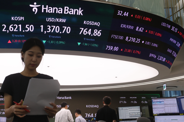 코스피가 13일 소폭 올라 2,620대에서 장을 마쳤다. 코스피는 전장보다 3.20포인트(0.12%) 오른 2,621.50에 거래를 마쳤다. 사진은 이날 장을 마친 서울 중구 하나은행 딜링룸 모습. 연합뉴스