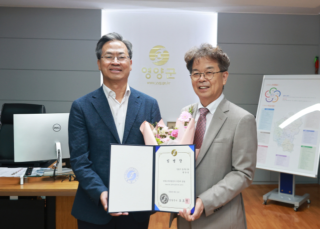 오도창 영양군수(왼쪽)가 영양군 산하 공기업인 영양고추유통공사 황찬영 신임 사장(오른쪽)에게 임명장을 전달하고 기념 촬영하고 있다. 영양군 제공