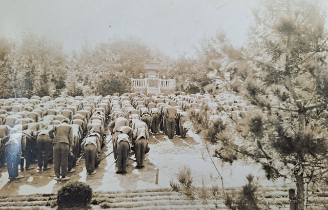 사진1-1930년대 중반 공립이리농림학교의 모든 학생들이 매일 일정한 시간 교내에 있는 일본 신사를 참배하던 모습. 한국국학진흥원 제공