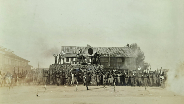 사진2-1930년대 중반 공립 이리농림학교 교내에서 군사 훈련을 하며 모의 전쟁으로 진지를 탈환하는 장면을 연출한 모습. 한국국학진흥원 제공