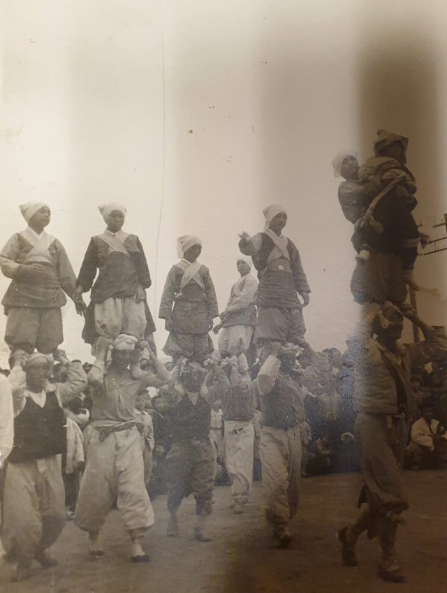 사진4- 1945년 8.15 해방을 맞아 기뻐하는 사람들의 모습. 한국국학진흥원 제공