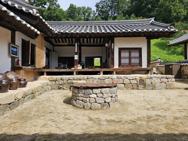 석주 이상룡을 비롯해 독립 유공자 일가를 낳은 임청각 사랑채 우물방의 마당은 깊고 너르다.